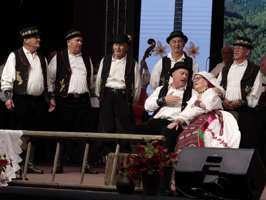 „Šokačko se kolo vije“ okupilo folkloraše i ljubitelje tradicije u Kaptolu